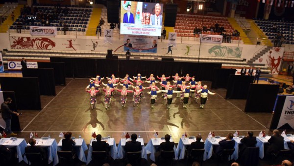 Halk dansları yarışması Kepez’de yapıldı 