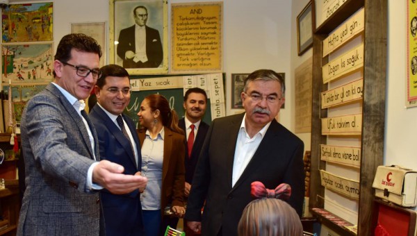 Bakan Yılmaz, Anadolu Oyuncak Müzesine hayran kaldı 