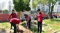 ​Tütüncü, öğrencilerle okul bahçesini ağaçlandırdı