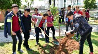 ​Tütüncü, öğrencilerle okul bahçesini ağaçlandırdı