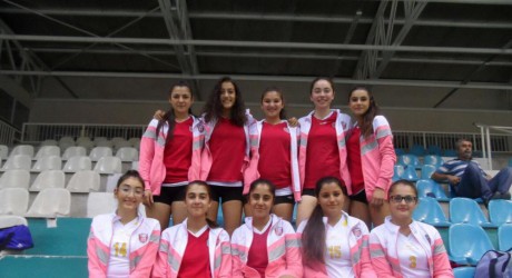 Kepez voleybolda küçük, yıldız ve genç kızlarda lider