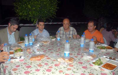 Tütüncü vatandaşlar ile el ele iftar sofrasında