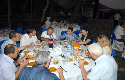 Tütüncü meclis üyeleri ile iftar sofrasında.