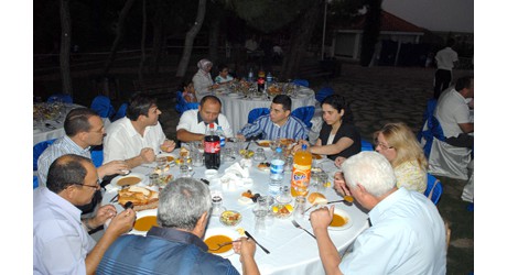 Tütüncü meclis üyeleri ile iftar sofrasında.