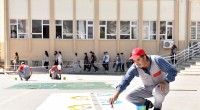 Kepezli çocuklar okul bahçelerini rengarenk çizgilerle boyuyor