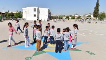 Kepezli çocuklar okul bahçelerini rengarenk çizgilerle boyuyor