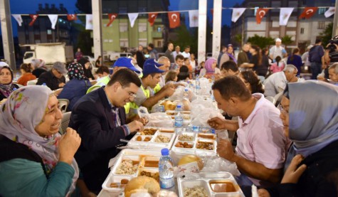 Tütüncü iftarını halkıyla yapıyor