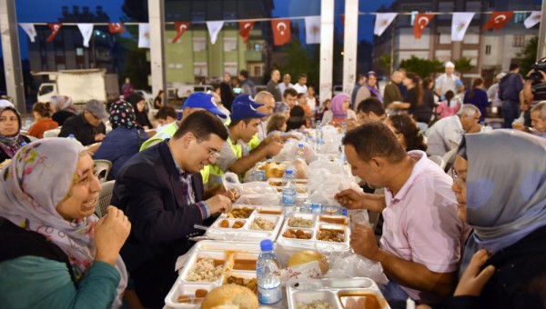 Tütüncü iftarını halkıyla yapıyor 