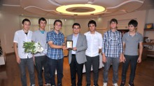 Öğrenci meclisinden Tütüncüye plaket