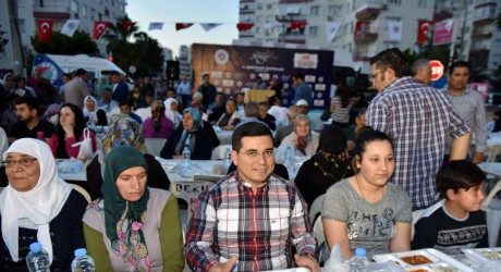 Tütüncü iftarını hemşehrileriyle açıyor