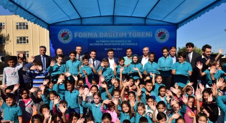 ​Tütüncü’den öğrencilere 2 bin forma daha