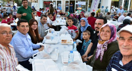 ​Tütüncü, orucunu hemşehrileriyle açıyor