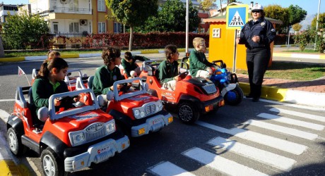 Geleceğin sürücülerine uygulamalı trafik eğitimi