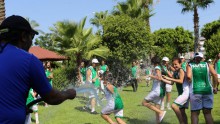 Kepez’de çocuklar eğlenerek tenis öğreniyor 