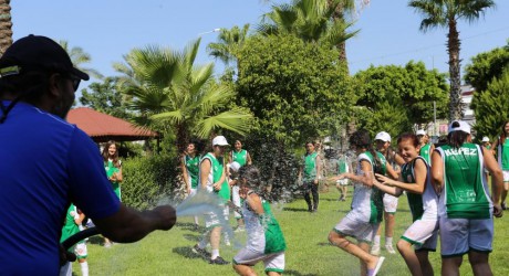 Kepez’de çocuklar eğlenerek tenis öğreniyor