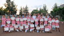Kursa katılan çocuklara Antalyaspor forması