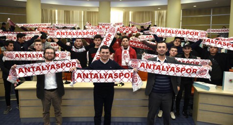 Tütüncü’den gençlere Antalyaspor kaşkolu