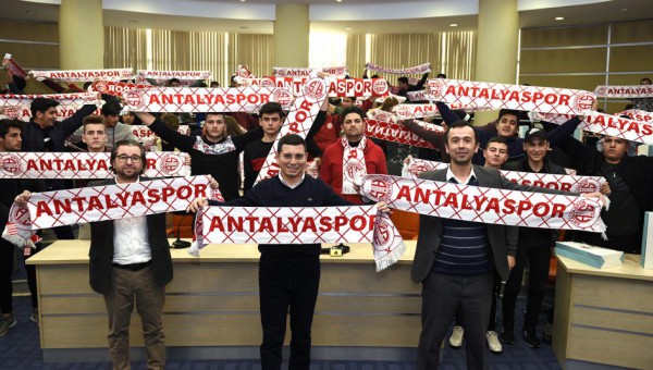 Tütüncü’den gençlere Antalyaspor kaşkolu 