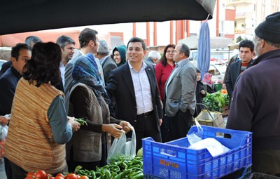 Başkan Tütüncü semt pazarında vatandaşlarla