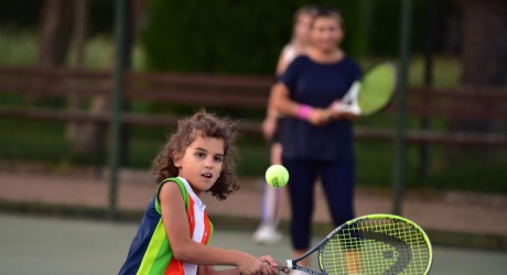​  Kepez’de tenis sporu popülerleşiyor