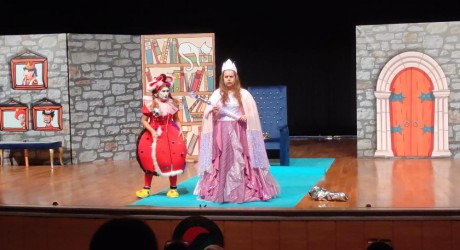 ‘Barışsın Dünya’ tiyatro oyununu çocuklar çok sevdi