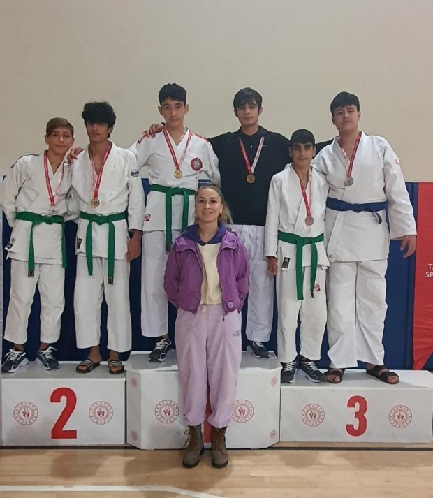 Kepez’in judocuları madalyaları topladı