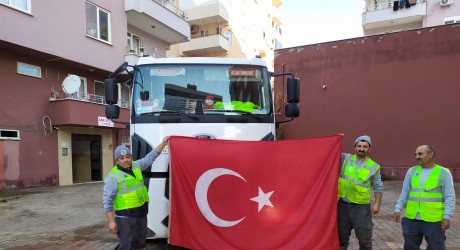 Çamurun içinde kalan Türk bayrağını yıkadılar
