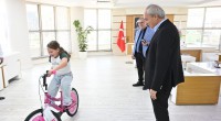 Başkan Kocagöz’den küçük Seher’e bisiklet