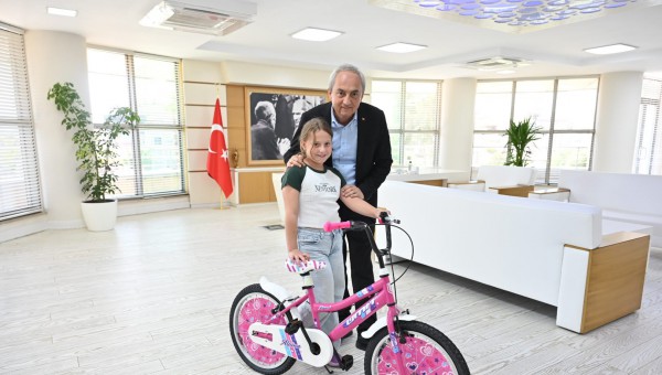 Başkan Kocagöz’den küçük Seher’e bisiklet 