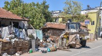 Kepez’de iki ev 12 kamyon çöpten temizlendi 