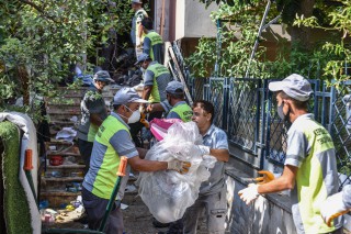 Kepez’den ‘çöp apartman’ temizliği