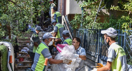 Kepez’den ‘çöp apartman’ temizliği