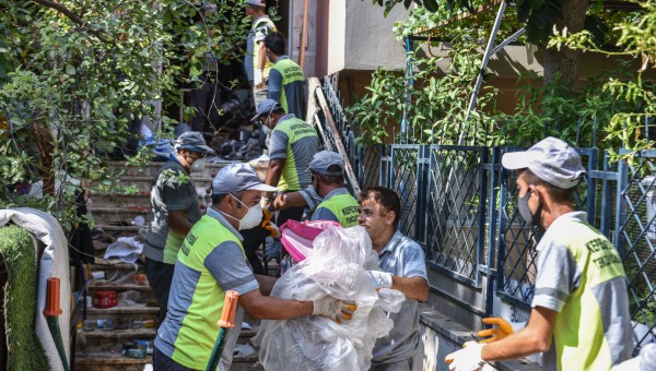 Kepez’den ‘çöp apartman’ temizliği 