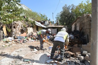 Kepez’de çöp ev temizlendi; 14 kamyon çöp çıktı 