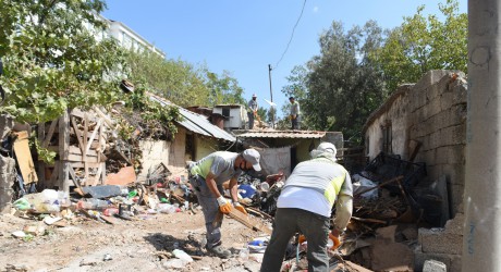 Kepez’de çöp ev temizlendi; 14 kamyon çöp çıktı 