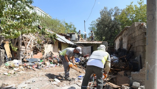 Kepez’de çöp ev temizlendi; 14 kamyon çöp çıktı  