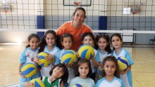 Minik voleybol yıldızları Kepez’de yetişiyor