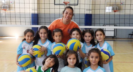 Minik voleybol yıldızları Kepez’de yetişiyor