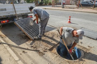 Kepez, sel baskınlarına karşı mazgalları temizliyor