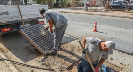 Kepez, sel baskınlarına karşı mazgalları temizliyor