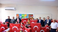 Başkan Kocagöz, öğrencilere bayrak hediye etti