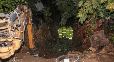 Kepez’den su taşkınına karşı gece mesaisi