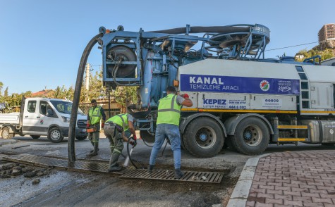 Kepez’de vakumlu ekskavatörle mazgal temizliği