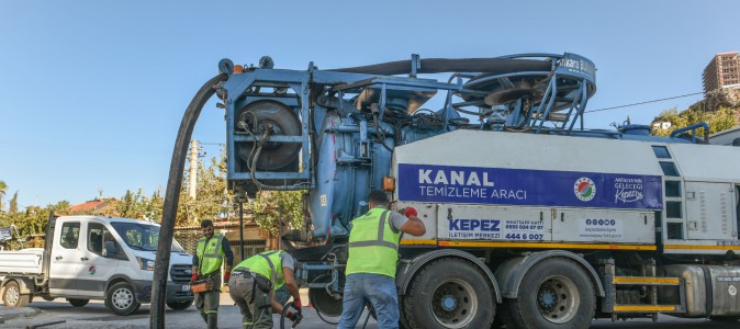 Kepez’de vakumlu ekskavatörle mazgal temizliği