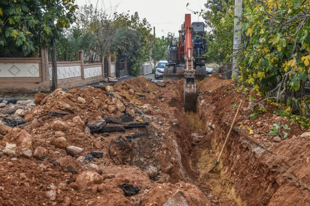 Büyükşehir içme suyunu Kepez asfaltı yeniliyor