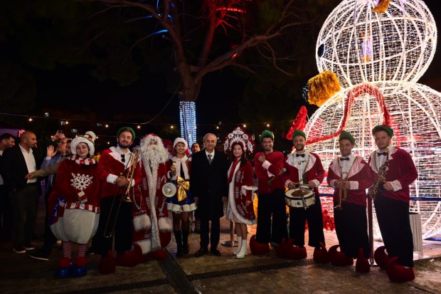 Kocagöz, Kepez’in Yılbaşı Festivali’ni gezdi