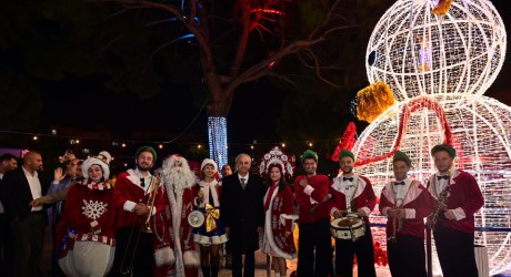 Kocagöz, Kepez’in Yılbaşı Festivali’ni gezdi