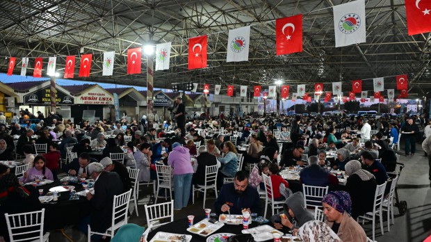 Ramazan bereketi Kepez’in iftar sofralarında paylaşılıyor