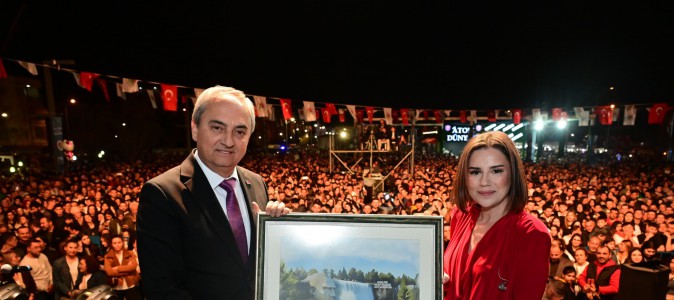 Kepez’de Merve Özbey’den Ramazan’a özel coşkulu konser