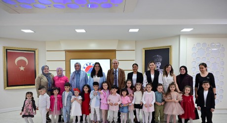 Kocagöz, çocuklarla bayramlaştı